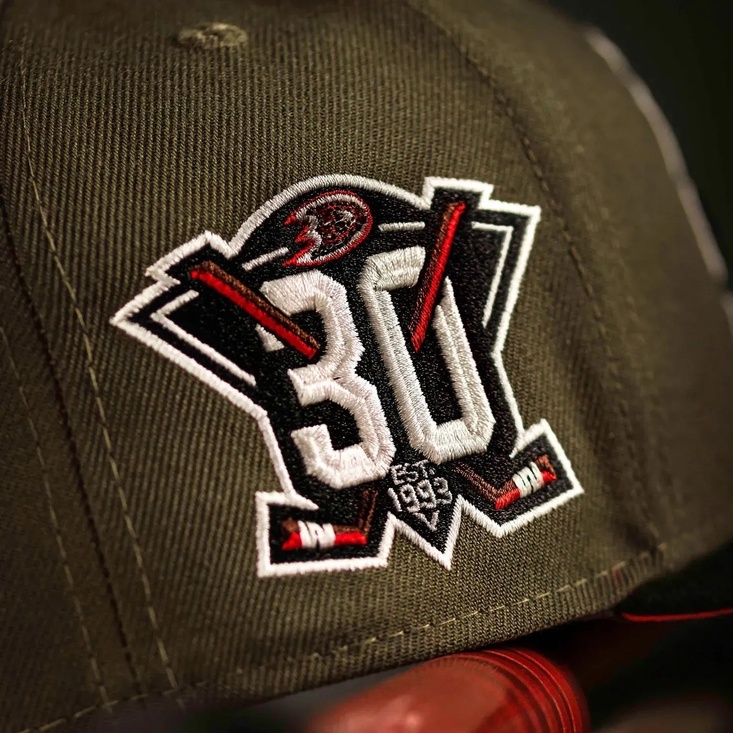 Hot Pick Deal Best Deal Alert New Era 59Fifty Nhl Anaheim Ducks 30Th Anniversary Two Tone / Red Uv Fitted Cap   Meat Cleaver Pin