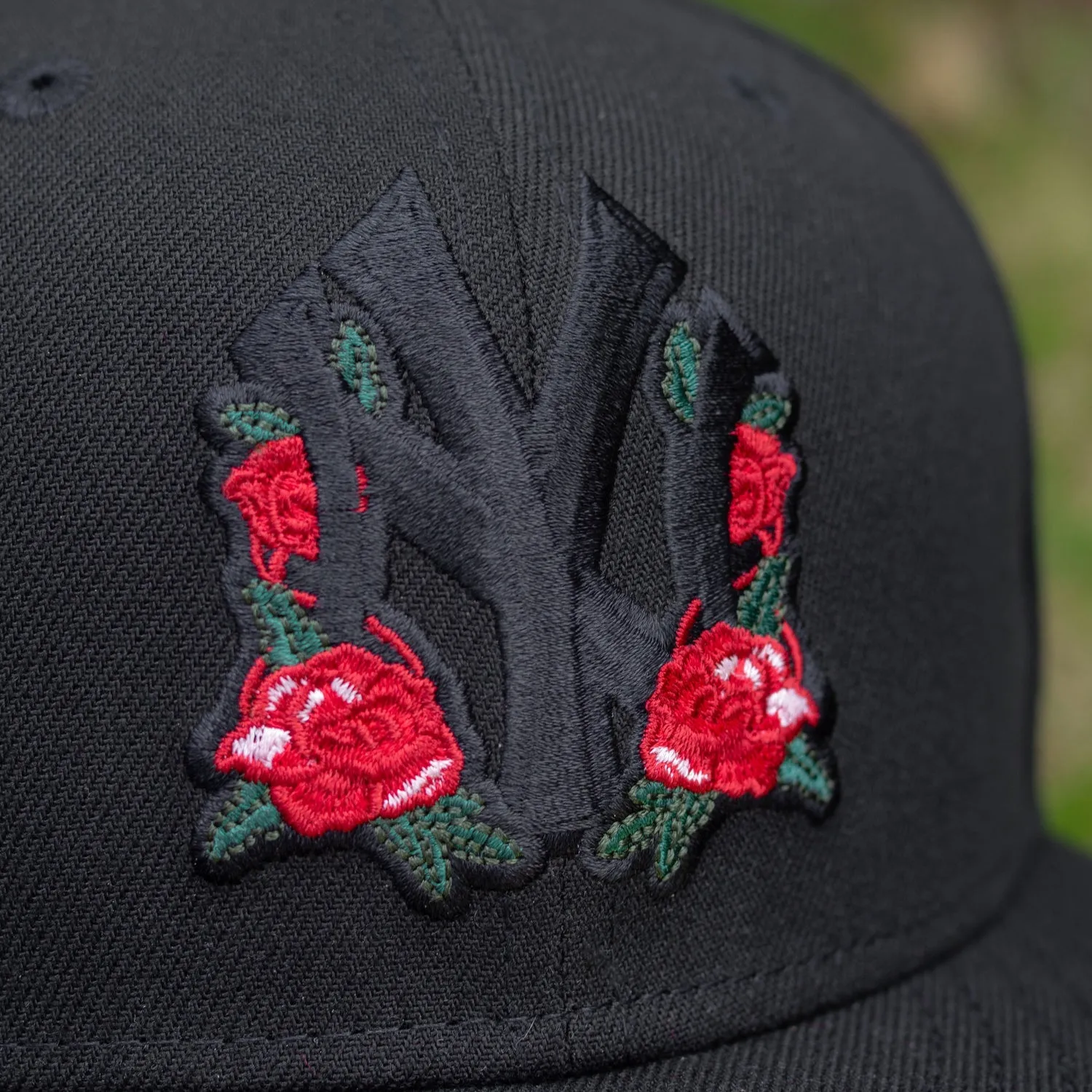 Big Savings Today New Era 59Fifty Mlb New York Yankees Roses Black / Scarlet Uv Fitted Cap