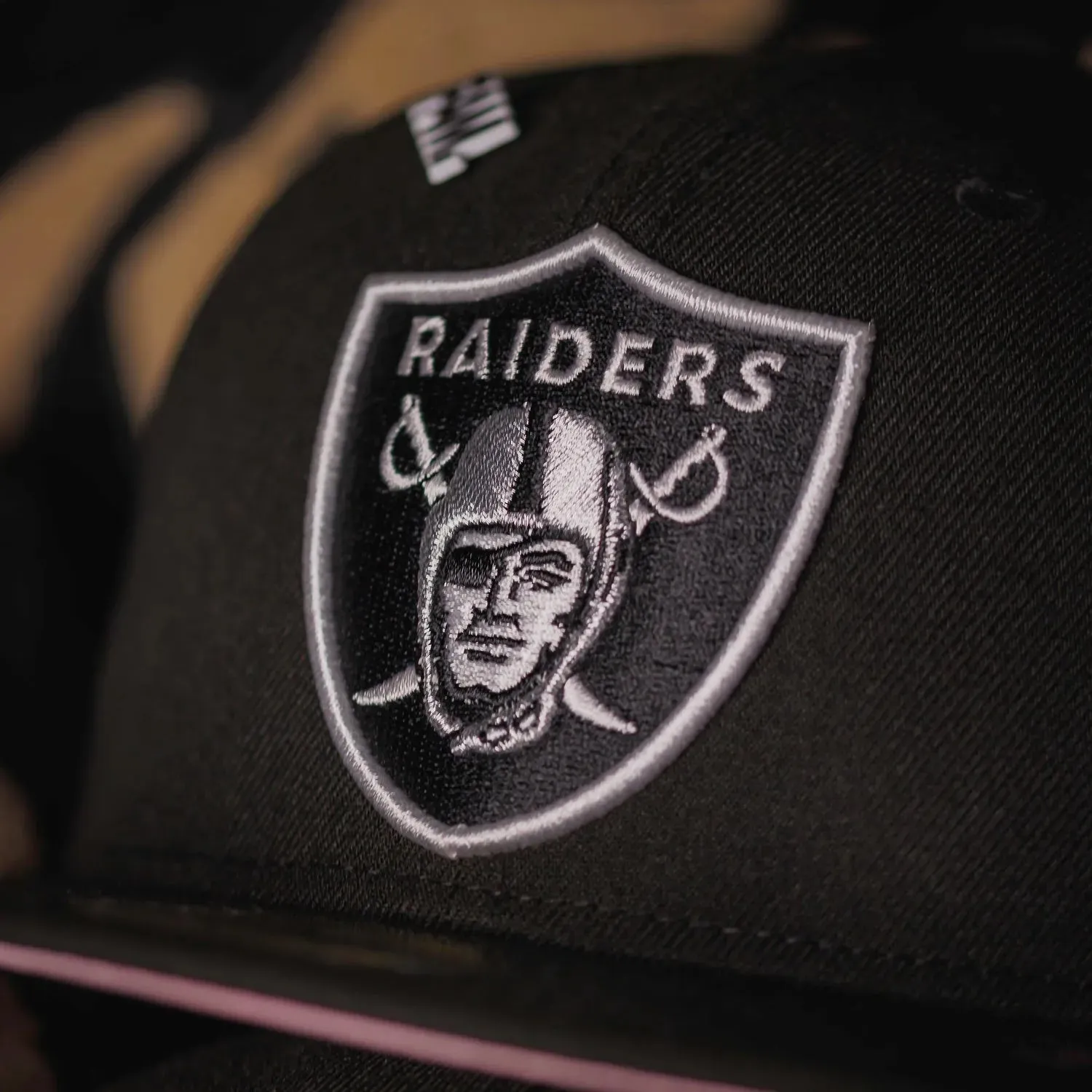 Limited Stock Alert New Era 59Fifty Nfl Las Vegas Raiders Super Bowl Xviii Black / Pink Uv Fitted Cap