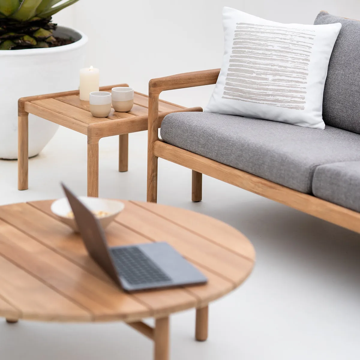 Quatro Outdoor Round Coffee Table