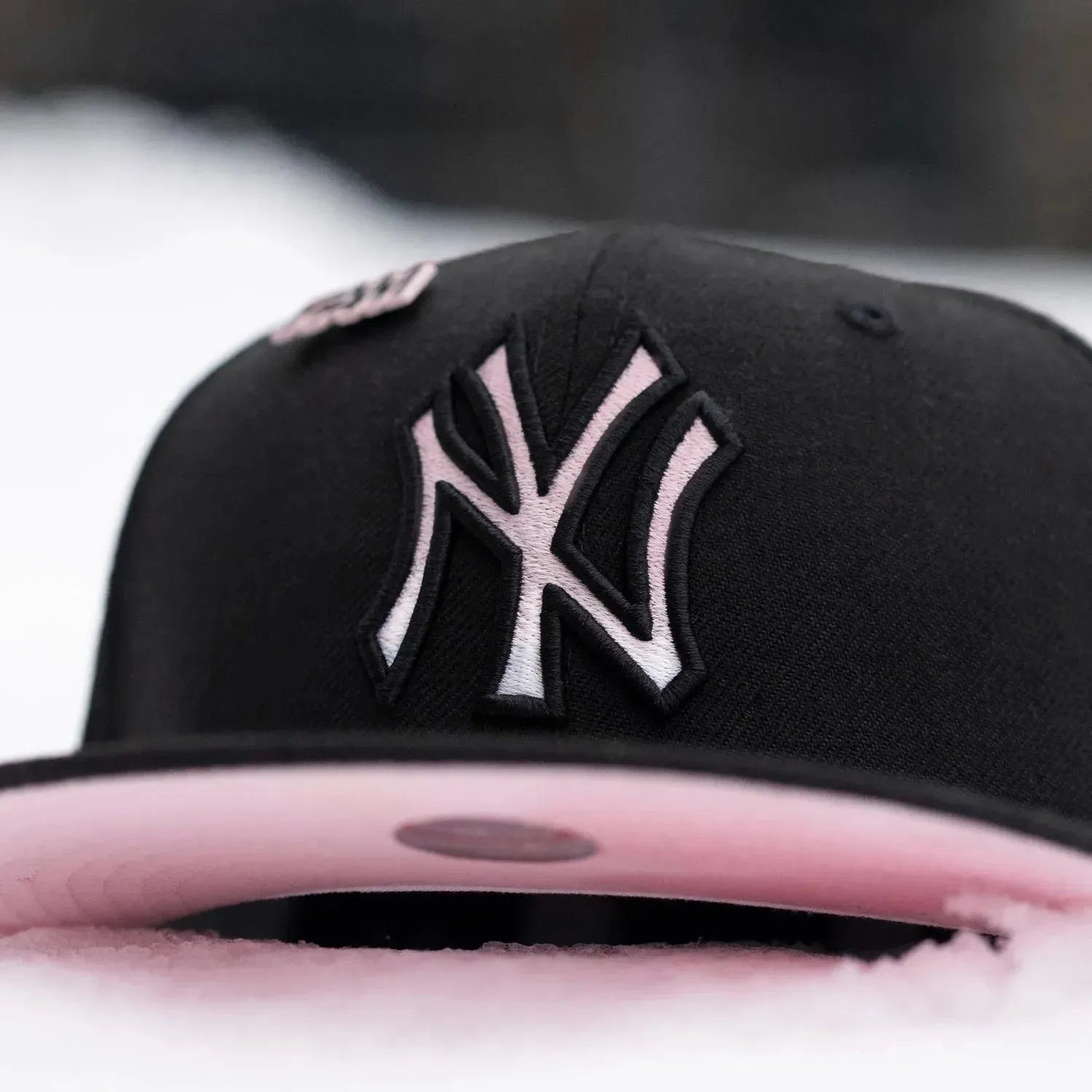 New Era 59Fifty Mlb New York Yankees World Series 2000 Black / Pink Uv Fitted Cap Dont Miss This Steal Big Sale Today