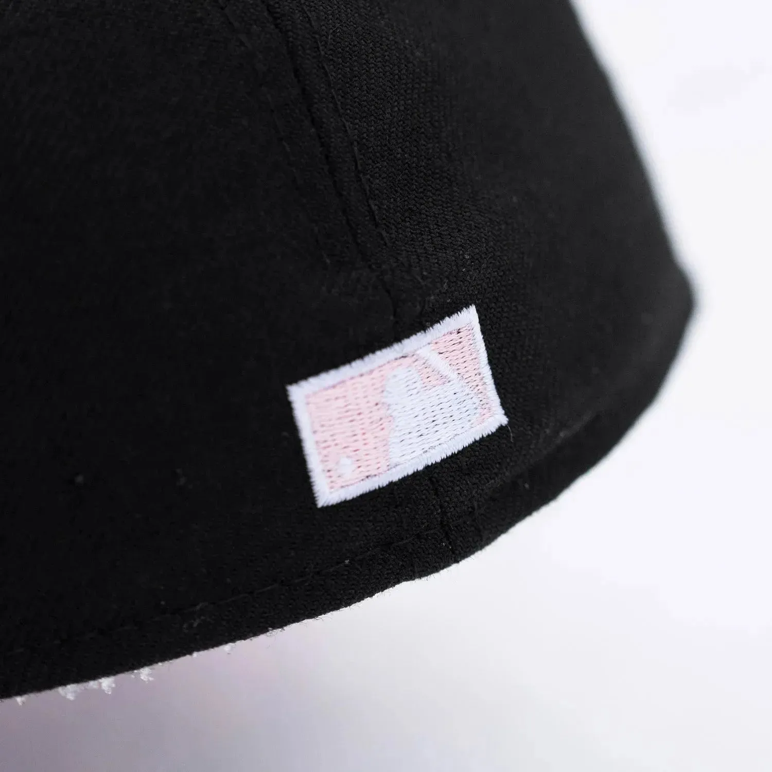 Save More Online Flash Deal Today New Era 59Fifty Mlb New York Yankees World Series 2000 Black / Pink Uv Fitted Cap
